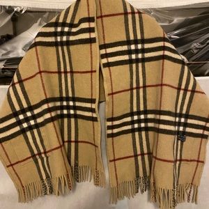 Burberry one size cape with pockets
